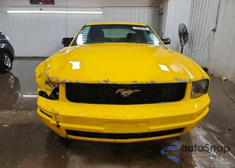 2005 Ford Mustang z USA, uszkodzony, nr VIN 1ZVFT80N055107276